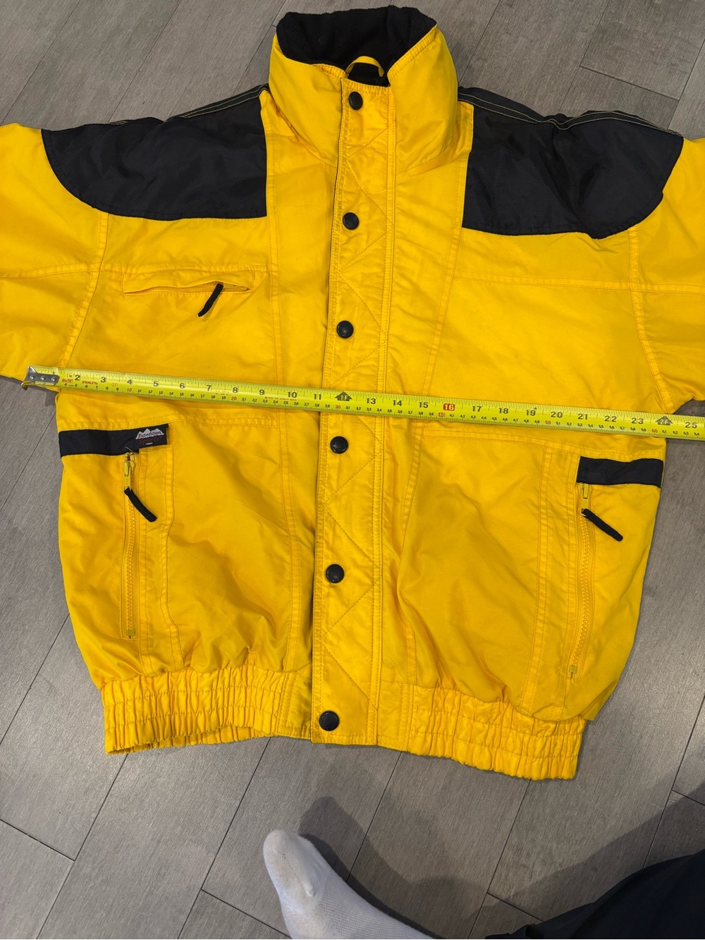 Vintage 90s - Men's Yellow and Black Insulated Bomber Jacket - Picture 4 of 14